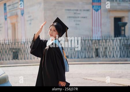 Peking, China. Januar 2025. Jiang Yumeng posiert für ein Foto auf dem Campus der Johns Hopkins University in Baltimore, USA, 3. Juni 2022. ZU „Feature: Junge Chinesen kehren aus dem Ausland zurück, um Träume in der Heimat zu verfolgen“ Credit: Xinhua/Alamy Live News Stockfoto