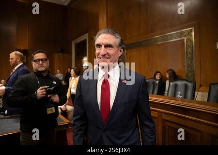 Washington, Usa. Januar 2025. Der designierte Innenminister Doug Burgum trifft am Donnerstag, den 16. Januar 2025, zu seiner Bestätigungsverhandlung mit dem US-Senatsausschuss für Energie und natürliche Ressourcen im Dirksen Senate Office Building in Washington DC, USA, ein. Foto: Mattie Neretin/CNP/ABACAPRESS. COM Credit: Abaca Press/Alamy Live News Stockfoto