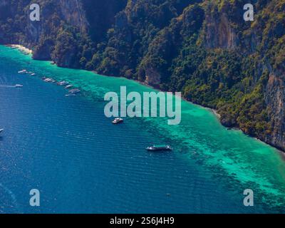 Blick aus der Vogelperspektive auf die Küste der Phi Phi Inseln mit Booten und Klippen Stockfoto