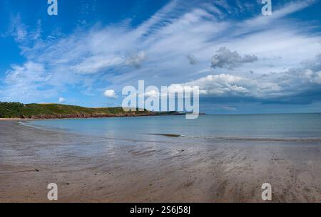 Wunderschöner Freshwater East Beach in der Sommersonne, Pembrokeshire Wales, Großbritannien Stockfoto
