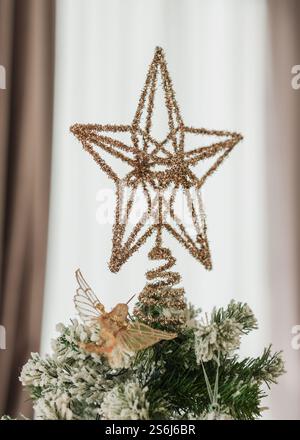 Goldener Neujahrsstern auf dem Weihnachtsbaum. Hochwertige Fotos Stockfoto
