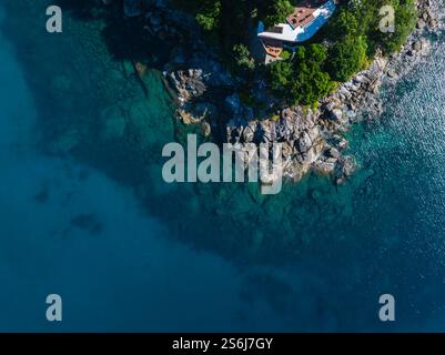 Aus der Vogelperspektive auf die felsige Küste und das türkisfarbene Wasser in Thailand Stockfoto