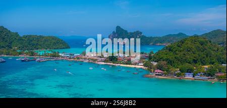 Blick aus der Vogelperspektive auf die Phi Phi Inseln mit türkisfarbenem Wasser und Kalksteinklippen Stockfoto