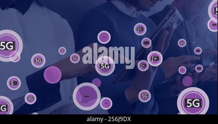 Bild von 5g-Text und digitalen Symbolen, die über verschiedene Personen mit Tablets verarbeitet werden Stockfoto