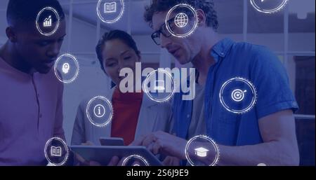 Bild von 5g-Text und digitalen Symbolen, die über verschiedene Personen mit Tablets verarbeitet werden Stockfoto