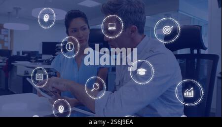 Bild von 5g-Text und digitalen Symbolen, die über verschiedene Personen mit Tablets verarbeitet werden Stockfoto