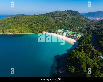 Blick aus der Vogelperspektive auf den abgeschiedenen Strand und die üppigen Hügel in Phuket, Thailand Stockfoto