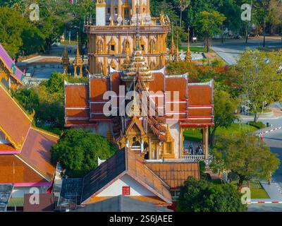 Der Tempel Wat Chalong in Phuket, Thailand, verfügt über verzierte goldene Details, rote Ziegeldächer, eine hoch aufragende Pagode und üppiges Grün in einer ruhigen Umgebung. Stockfoto