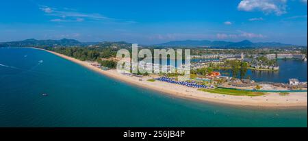 Blick aus der Vogelperspektive auf Phuket Beach mit türkisfarbenem Wasser und Rolling Hills Stockfoto
