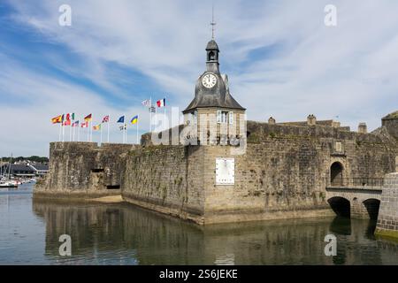 CONCARNEAU, FRANKREICH - 28. AUGUST 2022: Glockenturm (Beffroi de la ville Close) des befestigten Dorfes Concarneau in der Region Bretagne in Frankreich in A Stockfoto