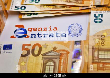 17. Januar 2025, Florenz Italien, auf dieser Fotoabbildung, Logo der Agenzia delle Entrate mit Euro-Banknoten. Stockfoto