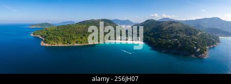 Aus der Vogelperspektive auf die üppige Halbinsel und das türkisfarbene Wasser in Thailand Stockfoto