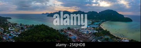 Blick aus der Vogelperspektive auf die Küstenstadt Phi Phi Islands und Kalksteinklippen Stockfoto