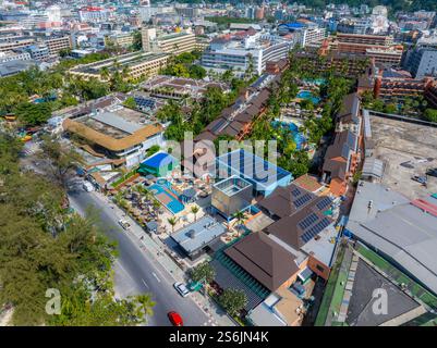 Blick aus der Vogelperspektive auf das städtische Gebiet mit blauem Dach in Phuket, Thailand Stockfoto