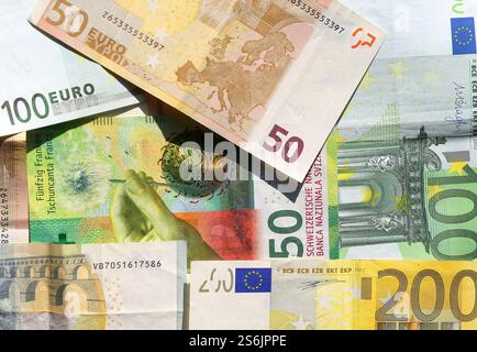 Hintergrund mit bunten Euro- und 50 Schweizer Franken-Banknoten Stockfoto