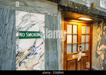 Ein Rauchverbot-Schild neben dem Schild an den Türen, das zum Hof Nr. 4 in der Grand Hall of the Old Bailey im Zentrum von London führt. Bilddatum: Freitag, 17. Januar 2025. Stockfoto