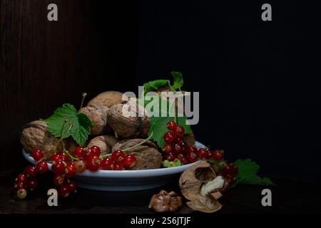 Nüsse und Porichka Stillleben. Hochwertige Fotos Stockfoto
