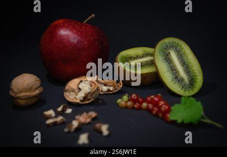 Stillleben mit Kiwi auf schwarzem Hintergrund. Hochwertige 3D-Illustration Stockfoto