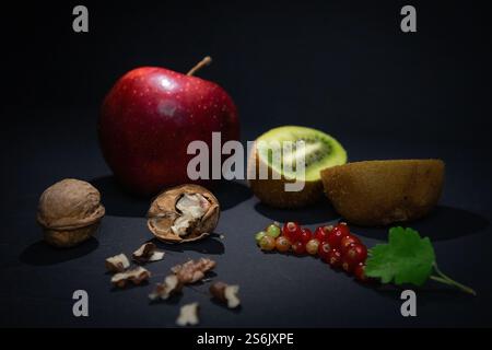 Stillleben mit Kiwi auf schwarzem Hintergrund. Hochwertige 3D-Illustration Stockfoto