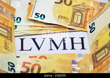 17. Januar 2025, Florenz Italien, auf dieser Fotoabbildung, LVMH-Logo mit Euro-Banknoten. Stockfoto