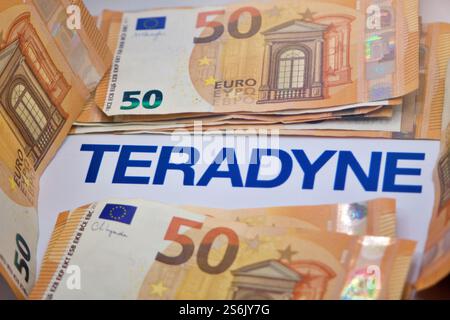 17. Januar 2025, Florenz Italien, auf dieser Fotoabbildung Teradyne-Logo mit Euro-Banknoten. Stockfoto