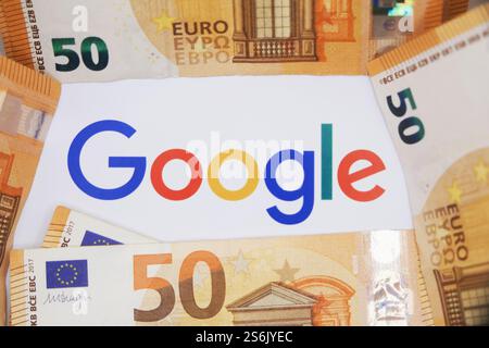 17. Januar 2025, Florenz Italien, auf dieser Fotoabbildung Google-Logo mit Euro-Banknoten. Stockfoto