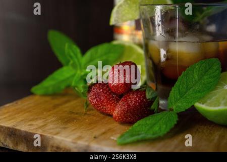 Erdbeer-Mojito-Minze-Limetteneis. Hochwertige Fotos Stockfoto