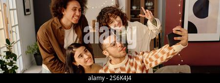 Website-Banner mit birassischen Freunden, die gemeinsam Selfie im Wohnzimmer machen Stockfoto