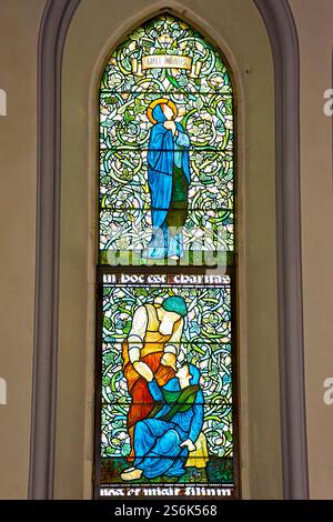 Gordon Chapel Fochabers Schottland Bild auf der linken dreifachen Lanzette Kreuzigung von Jesus ein Burne-Jones-Buntglasfenster von William Morris Stockfoto