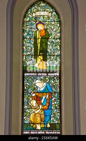 Gordon Chapel Fochabers Schottland Bild auf der rechten dreifachen Lanzette Kreuzigung von Jesus ein Burne-Jones-Buntglasfenster von William Morris Stockfoto