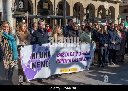 Logrono, La Rioja, Spanien. Januar 2025. Feierliche Schweigeminute vor der Regierungsdelegation in La Rioja, wo sich Bürger, Behörden und Vertreter von Verbänden versammelt haben, um ihre Abscheu über die Bestätigung des Macho-Charakters des Mordes zu bekunden. In einem Geldautomaten in Logroño aufgetreten. Die Teilnehmer schwiegen respektvoll zum Gedenken an die Opfer. Der Platz zeigt ein Meer von bestürzten Gesichtern, vereint in der Ablehnung geschlechtsspezifischer Gewalt, nachdem er erfahren hat, dass einer der drei Häftlinge der Ex-Partner des Opfers war. Der institutionelle Akt bringt Vertreter zusammen Stockfoto