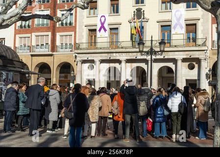 Logrono, La Rioja, Spanien. Januar 2025. Feierliche Schweigeminute vor der Regierungsdelegation in La Rioja, wo sich Bürger, Behörden und Vertreter von Verbänden versammelt haben, um ihre Abscheu über die Bestätigung des Macho-Charakters des Mordes zu bekunden. In einem Geldautomaten in Logroño aufgetreten. Die Teilnehmer schwiegen respektvoll zum Gedenken an die Opfer. Der Platz zeigt ein Meer von bestürzten Gesichtern, vereint in der Ablehnung geschlechtsspezifischer Gewalt, nachdem er erfahren hat, dass einer der drei Häftlinge der Ex-Partner des Opfers war. Der institutionelle Akt bringt Vertreter zusammen Stockfoto