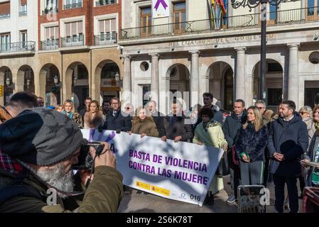 Logrono, La Rioja, Spanien. Januar 2025. Feierliche Schweigeminute vor der Regierungsdelegation in La Rioja, wo sich Bürger, Behörden und Vertreter von Verbänden versammelt haben, um ihre Abscheu über die Bestätigung des Macho-Charakters des Mordes zu bekunden. In einem Geldautomaten in Logroño aufgetreten. Die Teilnehmer schwiegen respektvoll zum Gedenken an die Opfer. Der Platz zeigt ein Meer von bestürzten Gesichtern, vereint in der Ablehnung geschlechtsspezifischer Gewalt, nachdem er erfahren hat, dass einer der drei Häftlinge der Ex-Partner des Opfers war. Der institutionelle Akt bringt Vertreter zusammen Stockfoto