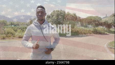 Bild der Flagge der usa über dem afroamerikanischen Mann, der auf der Straße läuft Stockfoto