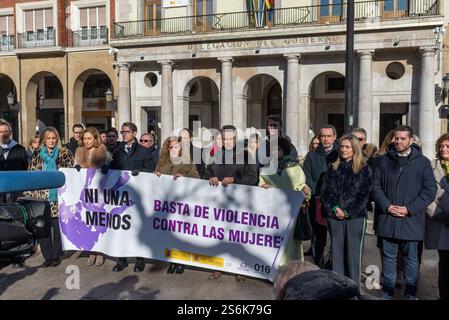 Logrono, La Rioja, Spanien. Januar 2025. Feierliche Schweigeminute vor der Regierungsdelegation in La Rioja, wo sich Bürger, Behörden und Vertreter von Verbänden versammelt haben, um ihre Abscheu über die Bestätigung des Macho-Charakters des Mordes zu bekunden. In einem Geldautomaten in Logroño aufgetreten. Die Teilnehmer schwiegen respektvoll zum Gedenken an die Opfer. Der Platz zeigt ein Meer von bestürzten Gesichtern, vereint in der Ablehnung geschlechtsspezifischer Gewalt, nachdem er erfahren hat, dass einer der drei Häftlinge der Ex-Partner des Opfers war. Der institutionelle Akt bringt Vertreter zusammen Stockfoto