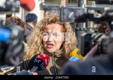 Logrono, La Rioja, Spanien. Januar 2025. Feierliche Schweigeminute vor der Regierungsdelegation in La Rioja, wo sich Bürger, Behörden und Vertreter von Verbänden versammelt haben, um ihre Abscheu über die Bestätigung des Macho-Charakters des Mordes zu bekunden. In einem Geldautomaten in Logroño aufgetreten. Die Teilnehmer schwiegen respektvoll zum Gedenken an die Opfer. Der Platz zeigt ein Meer von bestürzten Gesichtern, vereint in der Ablehnung geschlechtsspezifischer Gewalt, nachdem er erfahren hat, dass einer der drei Häftlinge der Ex-Partner des Opfers war. Der institutionelle Akt bringt Vertreter zusammen Stockfoto