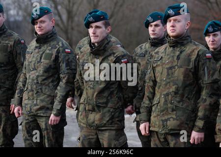 Breslau, Breslau, Polen. Januar 2025. Am Freitag, den 17. Januar, fand in der Stadt Krosnowice (Komitat KÅ‚odzko) ein Pressegespräch statt, um den Abschluss der Operationen des türkischen Militärs im Rahmen der Operation FENIKS zu feiern. Auf der Veranstaltung wurden wichtige Persönlichkeiten im Zusammenhang mit der Operation vorgestellt, darunter:.'''¢.Major. General Marek Wawrzyniak ''“ Generaldirektor der Streitkräfte.''¢.Brig. General Dr. Krzysztof Stanczyk ''“ Befehlshaber der territorialen Verteidigungskräfte und Vertreter der Operation FENIKS.''¢.Coll. Krzysztof Jaroszek''“ Kommandeur des 1. Ingenieur-Regiments. Das Briefing Stockfoto