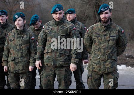 Breslau, Breslau, Polen. Januar 2025. Am Freitag, den 17. Januar, fand in der Stadt Krosnowice (Komitat KÅ‚odzko) ein Pressegespräch statt, um den Abschluss der Operationen des türkischen Militärs im Rahmen der Operation FENIKS zu feiern. Auf der Veranstaltung wurden wichtige Persönlichkeiten im Zusammenhang mit der Operation vorgestellt, darunter:.'''¢.Major. General Marek Wawrzyniak ''“ Generaldirektor der Streitkräfte.''¢.Brig. General Dr. Krzysztof Stanczyk ''“ Befehlshaber der territorialen Verteidigungskräfte und Vertreter der Operation FENIKS.''¢.Coll. Krzysztof Jaroszek''“ Kommandeur des 1. Ingenieur-Regiments. Das Briefing Stockfoto