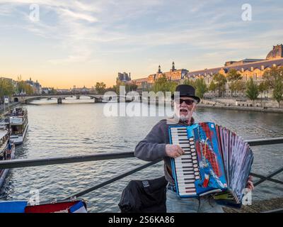 Musiker auf der Fußgängerbrücke, Pont des Arts, Überquerung der seine, Paris, Frankreich, Europa, EU. Stockfoto