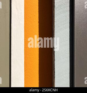 Nahaufnahme farbenfroher vertikaler Panels in hellen modernen abstrakten Details Stockfoto