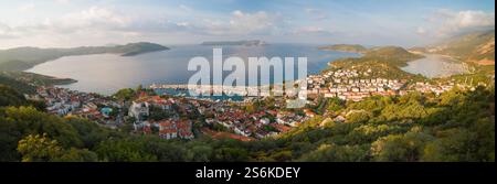 Panoramablick auf den Urlaubsort Kas am Morgen. Provinz Antalya, Land der Türkei Stockfoto