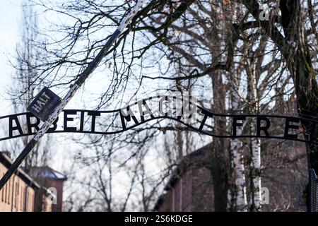 Das Tor von Auschwitz mit dem Satz "Arbeit Macht frei" an dem Tag, an dem Premierminister Sir Keir Starmer die Gedenkstätte und das Museum Auschwitz-Birkenau, ein ehemaliges Konzentrations- und Vernichtungslager der Nazis, in Oswiecim besucht, während seines Besuchs in Polen, um Gespräche über ein neues Verteidigungs- und Sicherheitsabkommen aufzunehmen. Bilddatum: Freitag, 17. Januar 2025. Stockfoto