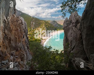 Blick auf Olympos Beach zwischen steilen Felsen. Wunderschöne Küstenlandschaft an der Mittelmeerküste. Bezirk Kumluca, Provinz Antalya, Türkei Stockfoto