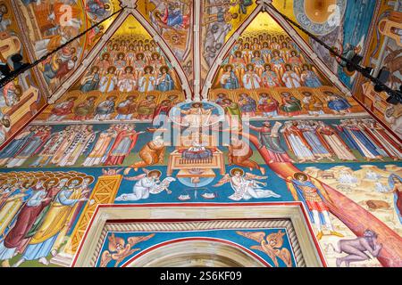 PUTNA, RUMÄNIEN - 30. APRIL 2023: Dies ist ein Fresko in der Veranda der Himmelfahrt-Kathedrale im berühmten orthodoxen Kloster. Stockfoto