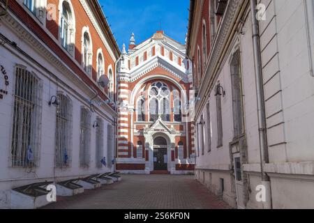 BRASOV, RUMÄNIEN - 2. MAI 2023: Dies ist das Gebäude der Beth-Israel-Synagoge, die Ende des 19. Jahrhunderts im neo-maurischen Stil erbaut wurde. Stockfoto