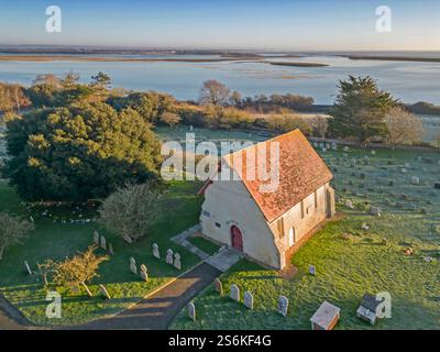 Aus der Vogelperspektive von St. wilfred, einer mittelalterlichen Kirche in norton am Ufer des Pagham Harbour in West sussex Stockfoto