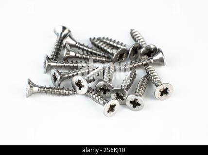 Eine Sammlung von Metallschrauben auf weißem Hintergrund. Hochwertige Fotos Stockfoto