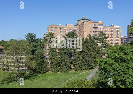 Das Omni Shoreham Hotel befindet sich an der Calvert Street in Washington D.C. mit Blick von der William Howard Taft Bridge. Hier finden viele Eröffnungsbälle statt. Stockfoto