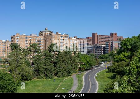 Das Omni Shoreham Hotel befindet sich an der Calvert Street in Washington D.C. mit Blick von der William Howard Taft Bridge. Hier finden viele Eröffnungsbälle statt. Stockfoto