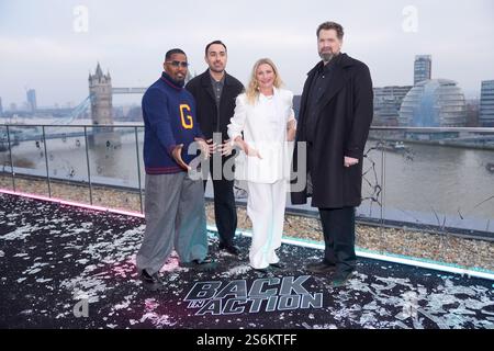 (Von links nach rechts) Jamie Foxx, Jamie Demetriou, Cameron Diaz und Regisseur Seth Gordon während eines Fotoanrufs für Back in Action am Cheval Three Quays, London. Bilddatum: Freitag, 17. Januar 2025. Stockfoto